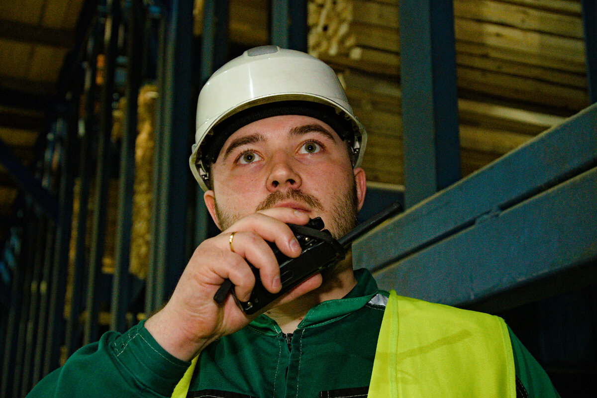 Рабочий день Максима начинается в цеху