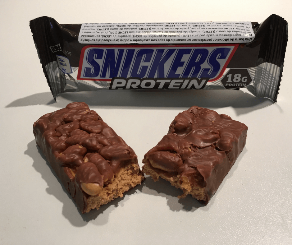 Snickers 220v на белом фоне