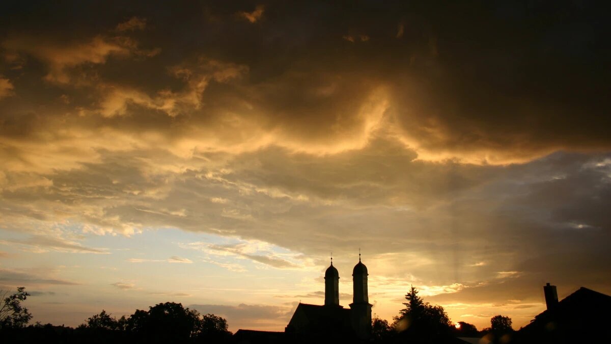 Глухие раскаты грома – к небольшому дождю. Громкие – к затяжному ливню. Фото: pxhere.com