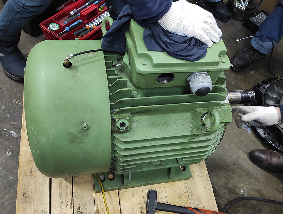 Процесс ремонта электродвигателя компрессора