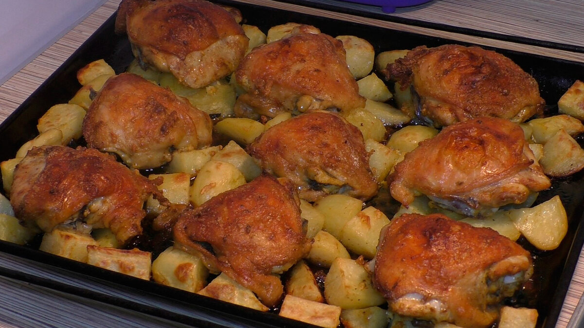куриные ножки с картошкой в духовке. курица с картошкой. курица с картошкой. голень куриная. курица с картошкой в духовке.