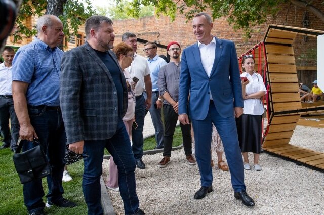    Глава Тюмени Руслан Кухарук (справа) и генеральный директор нефтяной компании Евгений Армянинов (слева) оценили возможность нового игрового пространства. Фото: личный архив/ Сергей Полюхов