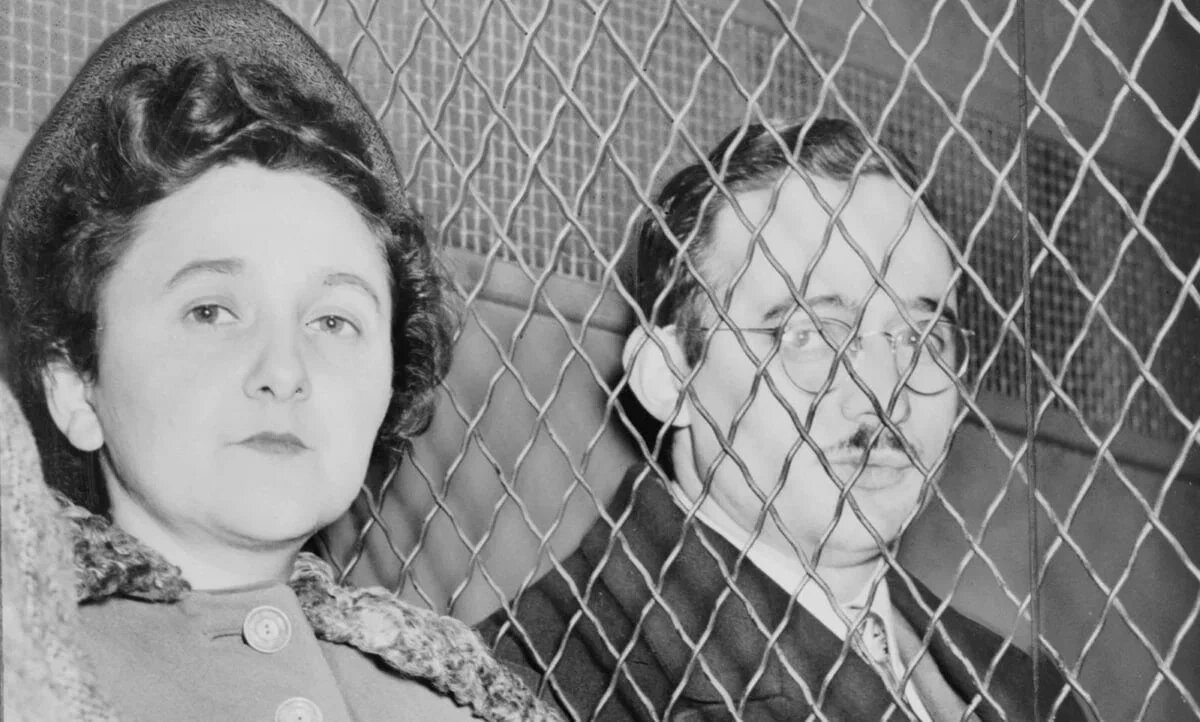 Юлиус и Этель Розенберг после ареста ФСБ. фото: wikipedia.org