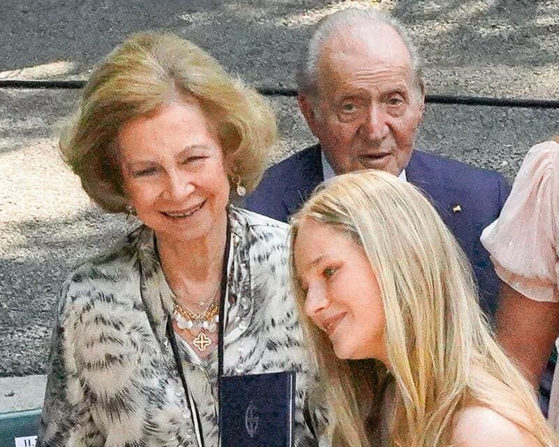 Королева София, опальный Хуан Карлос и их внучка Ирен на школьном выпускном
