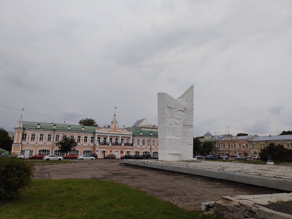 "Зуб". А по факту стелла героям революции.