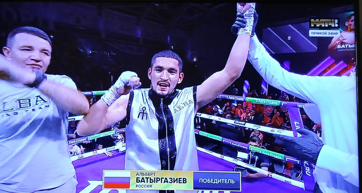    Олимпийский чемпион из Нижневартовска одержал девятую победу подряд в профессиональном боксе