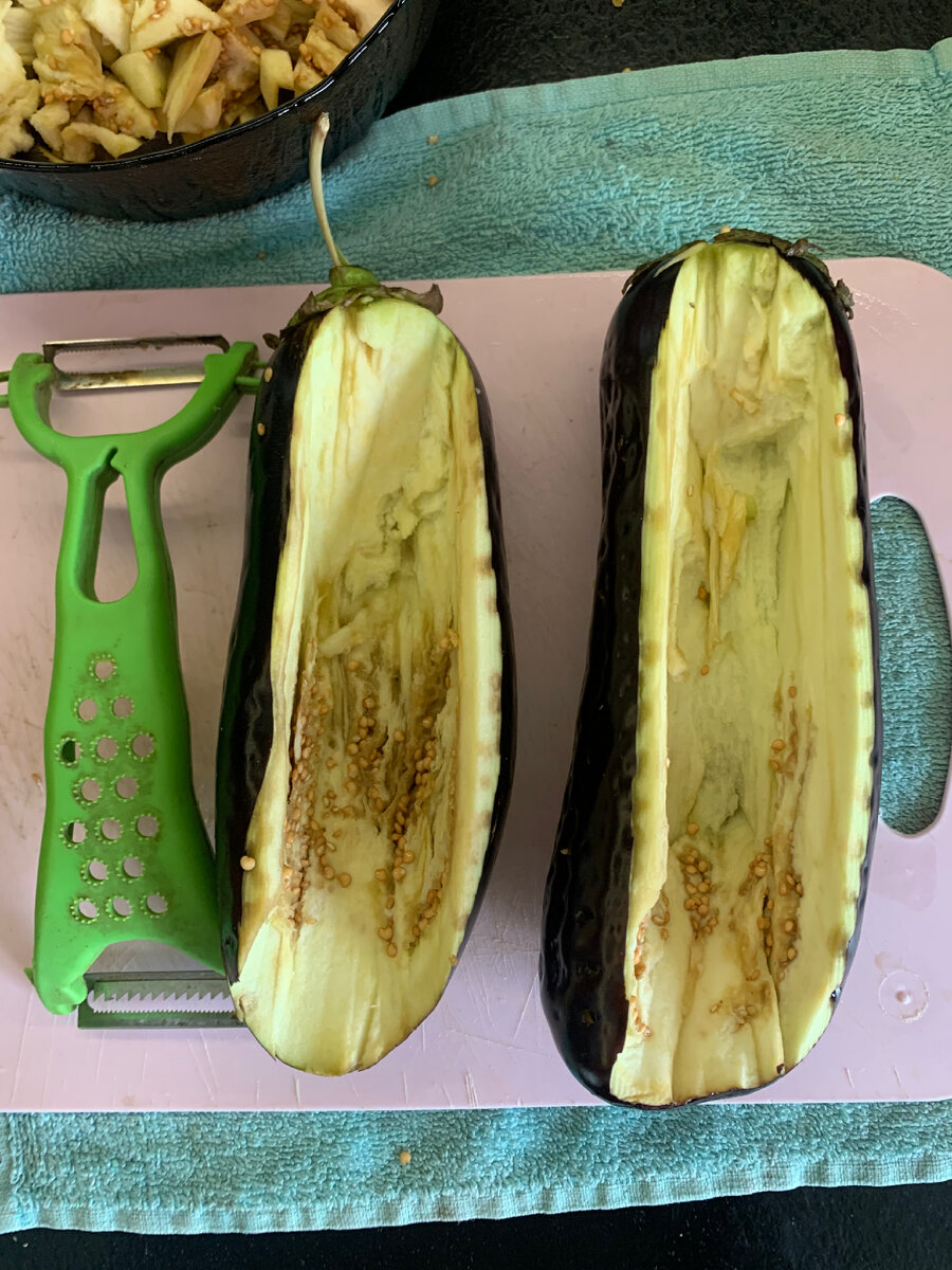 Для начала все моем и вытираем. Очищаем центральную часть. Аккуратно вырезаем все ножом, чтобы внутри оставалось много пустого места (но не задеваем бортики и дно) 