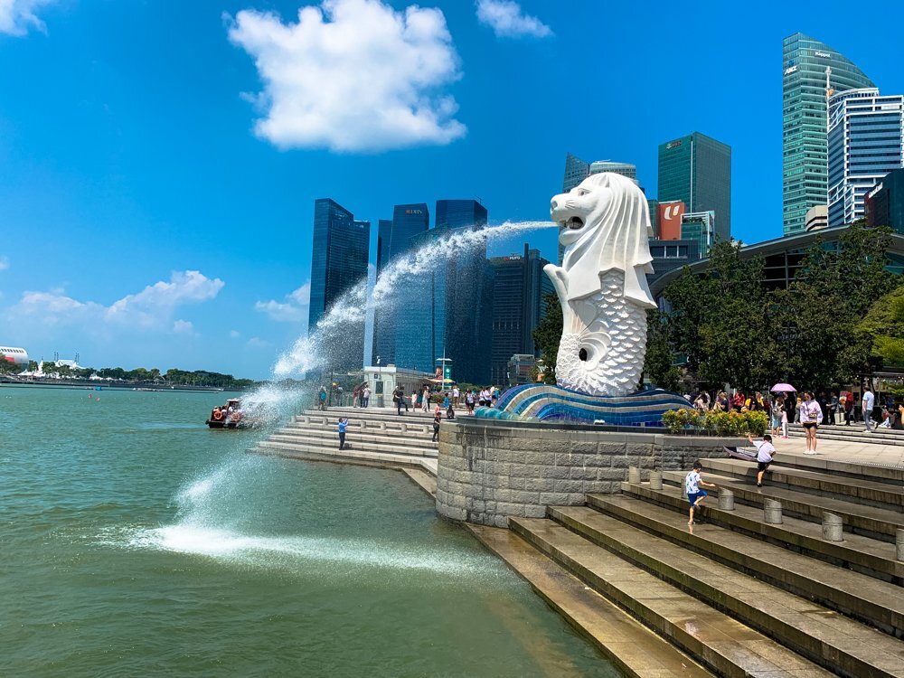 Статуя Мерлиона — мифологического существа с головой льва и телом рыбы — на набережной Сингапура/ © my-singapore.ru