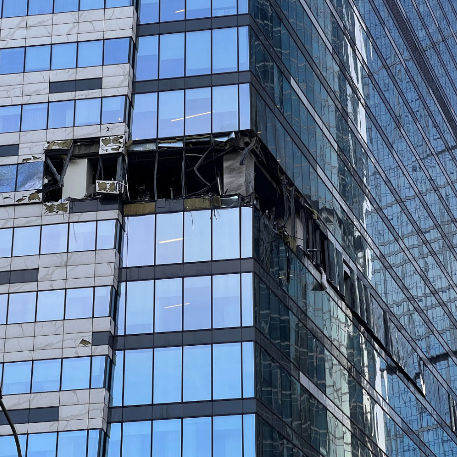 Офисное здание в Москве после атаки беспилотника в воскресенье.