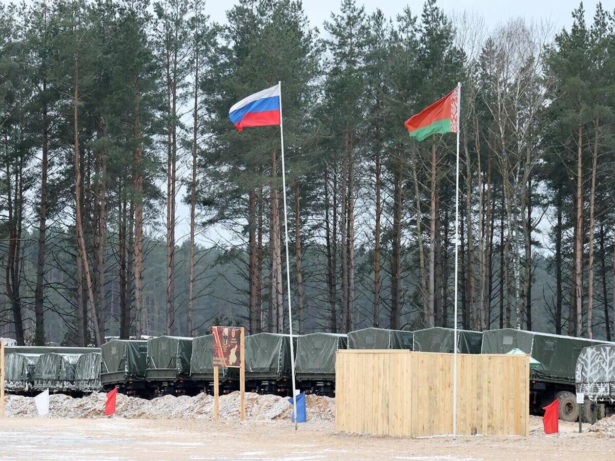    Флаги России и Белоруссии на полигоне Обуз-Лесновский в Брестской области, где размещена российская часть совместной региональной группировки войск Союзного государства© Фото : пресс-служба Президента Республики Беларусь