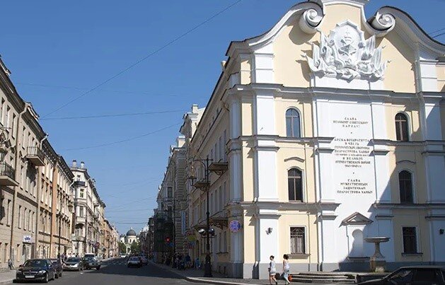 Мемориальная надпись на брандмауэре дома №11 – одно из первых, на что обращают внимание гости Санкт-Петербурга, оказываясь на улице Пестеля.