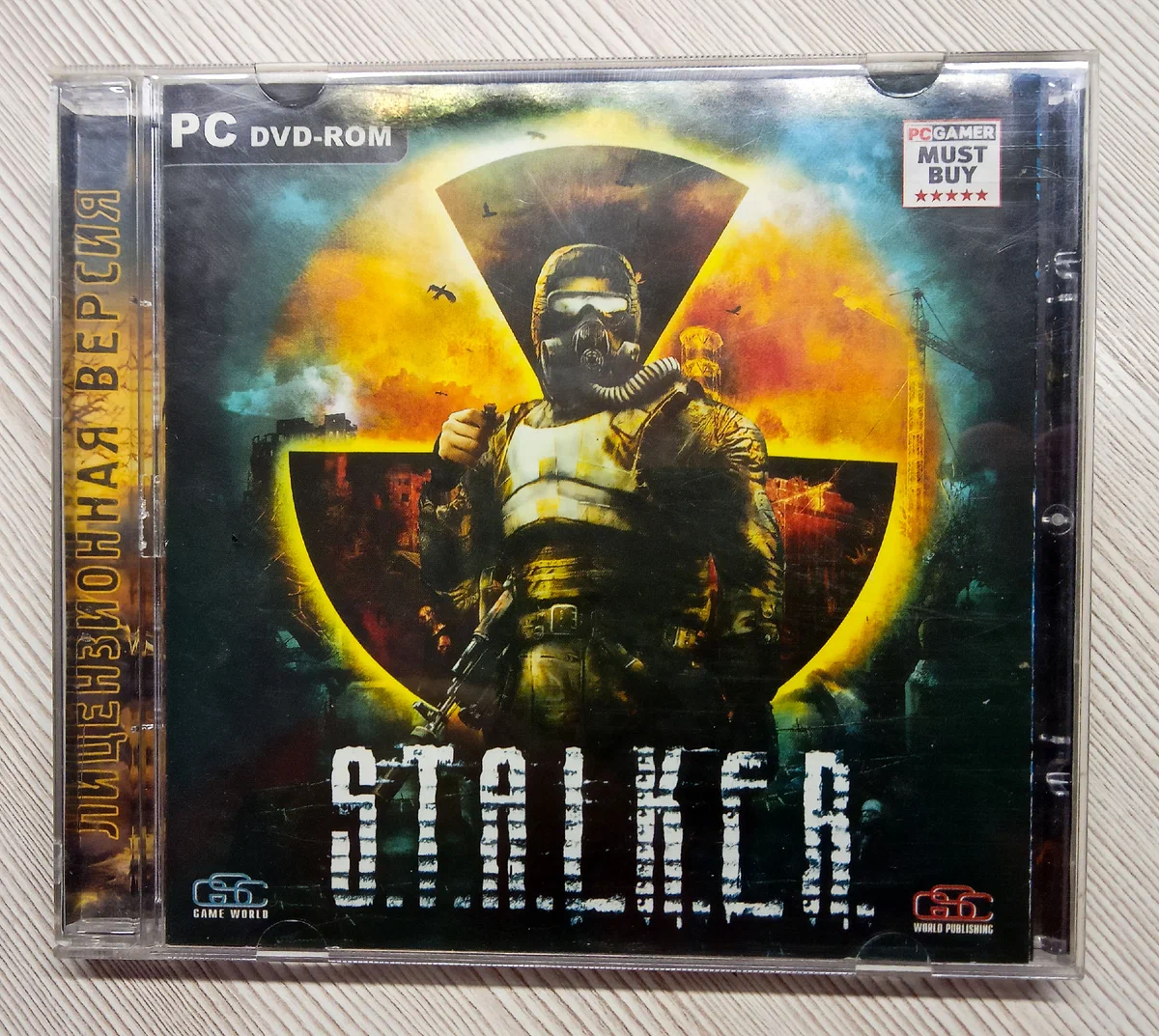 Коробка с диском S.T.A.L.K.E.R.: Shadow of Chernobyl (из моей коллекции).