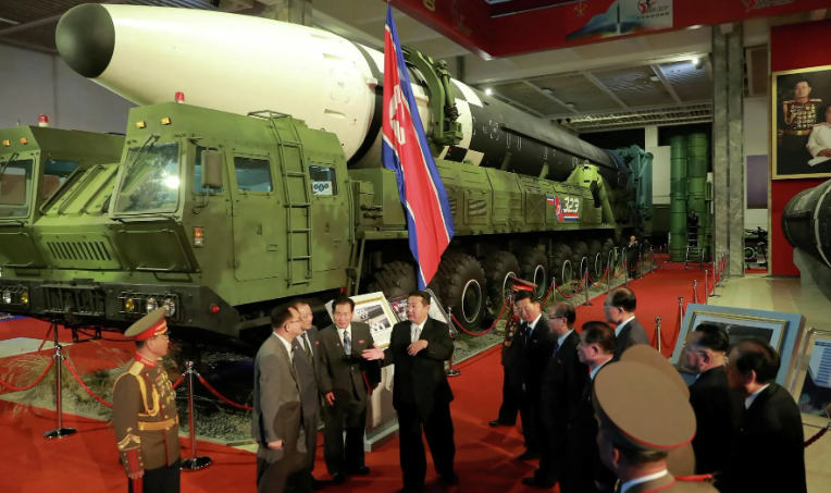 Северокорейский лидер на выставке вооружений