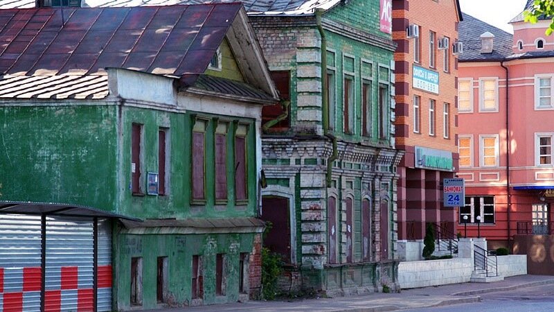     Жители Казани спорят о том, как на самом деле называется одна из улиц города. Одни настаивают на том, что она именуется в честь Героя Советского Союза, танкиста Алексея Родина. Другие говорят, что правильно — Родины.