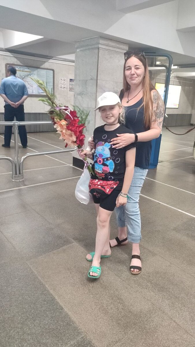 А потом мы встретили у метро бабушку с цветочками. И Вика сказала, что любит гладиолусы. Ну, вопрос был решен однозначно))) Надо брать! И дарить!
