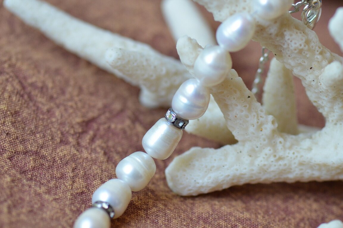 Люблю купить на ярмарке товаров для рукоделия нитку речного жемчуга, а потом нанизать её по-своему, разбавляя бусины чем-нибудь интересным