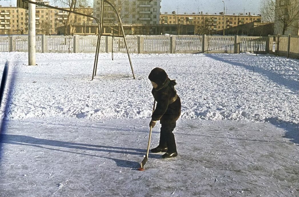 На катке около школы