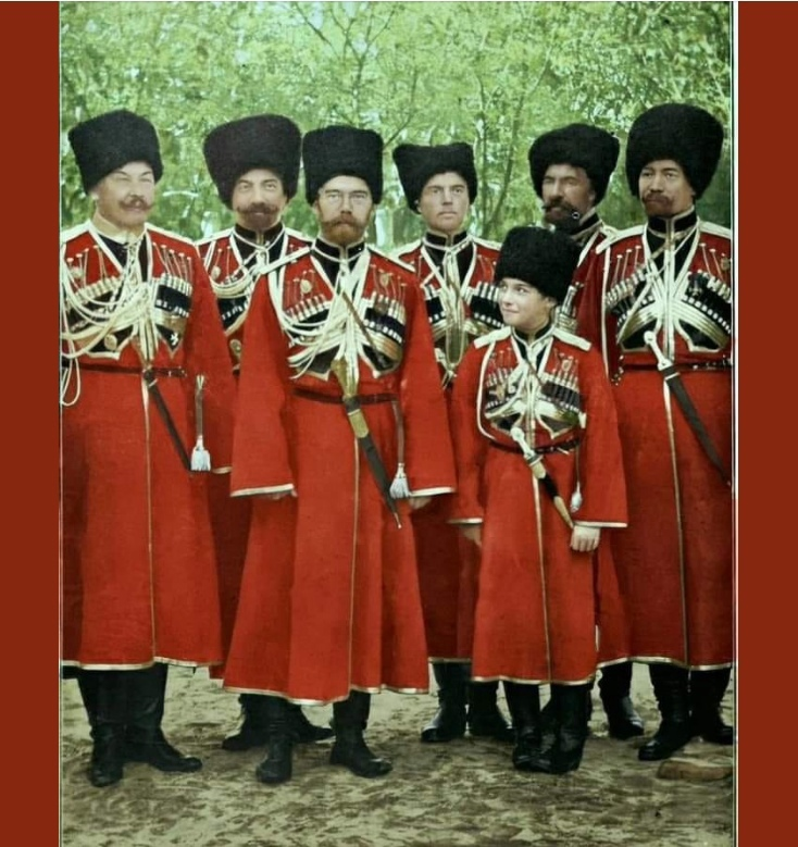 Царь Николай II и его сын Цесаревич Алексей Николаевич в казачьей форме в Могилеве 1916 год
