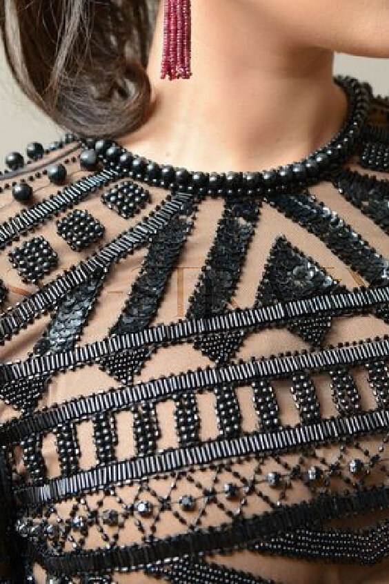 Украшения для платья своими руками. Украсить футболку. Воротник расшитый стразами. Украшение на платье из ткани. Колье из ткани.