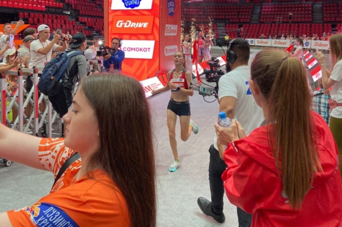    Среди женщин лучший результат результат - 2 часа 35 минут 42 секунды.