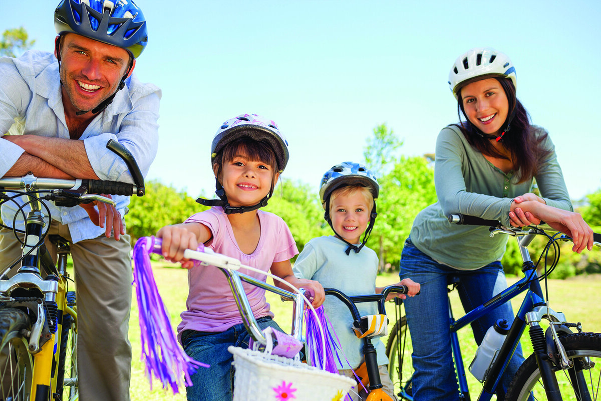 Как провести выходные с семьей. Велосипеды для всей семьи. Дети с велосипедом. Семья на велосипедах. Велопрогулки семьей.