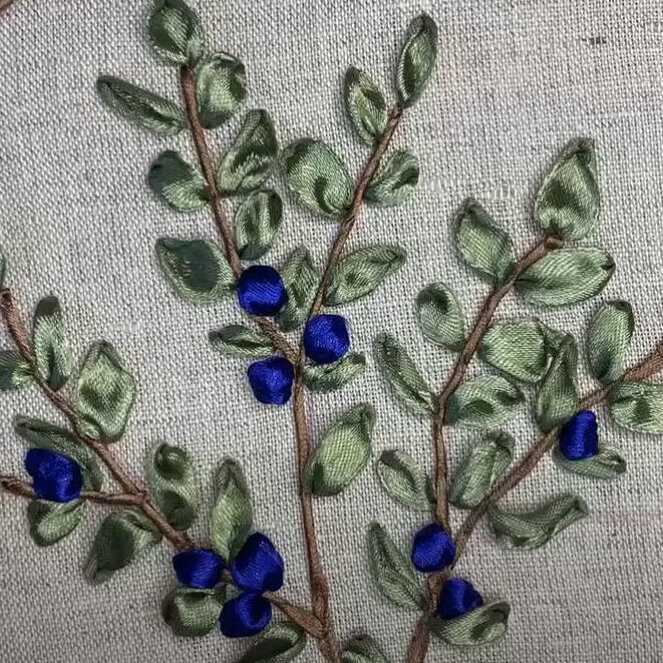    Ягоды, вышитые лентами   
Источник: Скриншот из видео