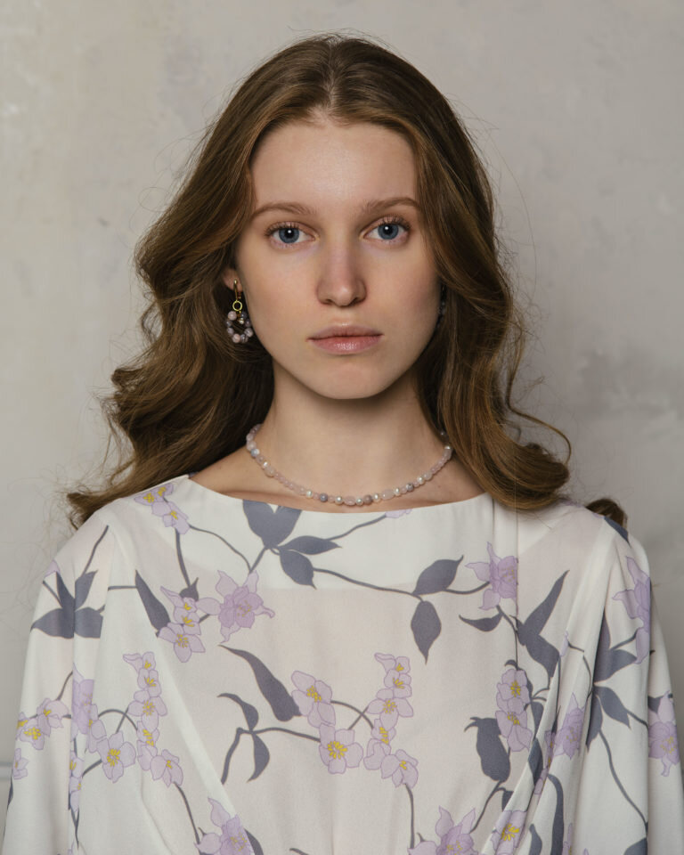 На модели серьги чокер из агата