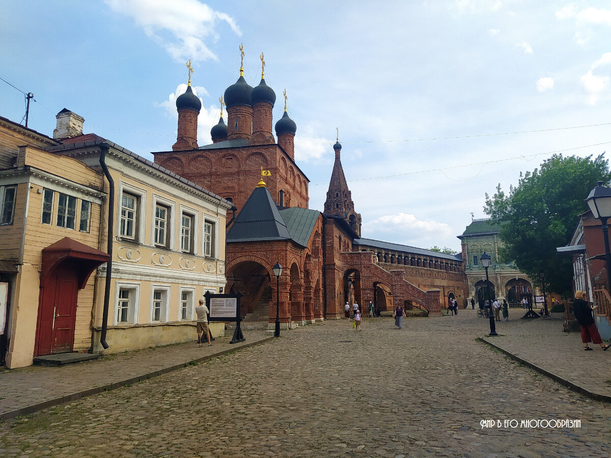 Крутицкое патриаршее подворье. Располагается между Новоспасским и Симоновым монастырями. Здесь и далее фото "Мир в его многообразии"