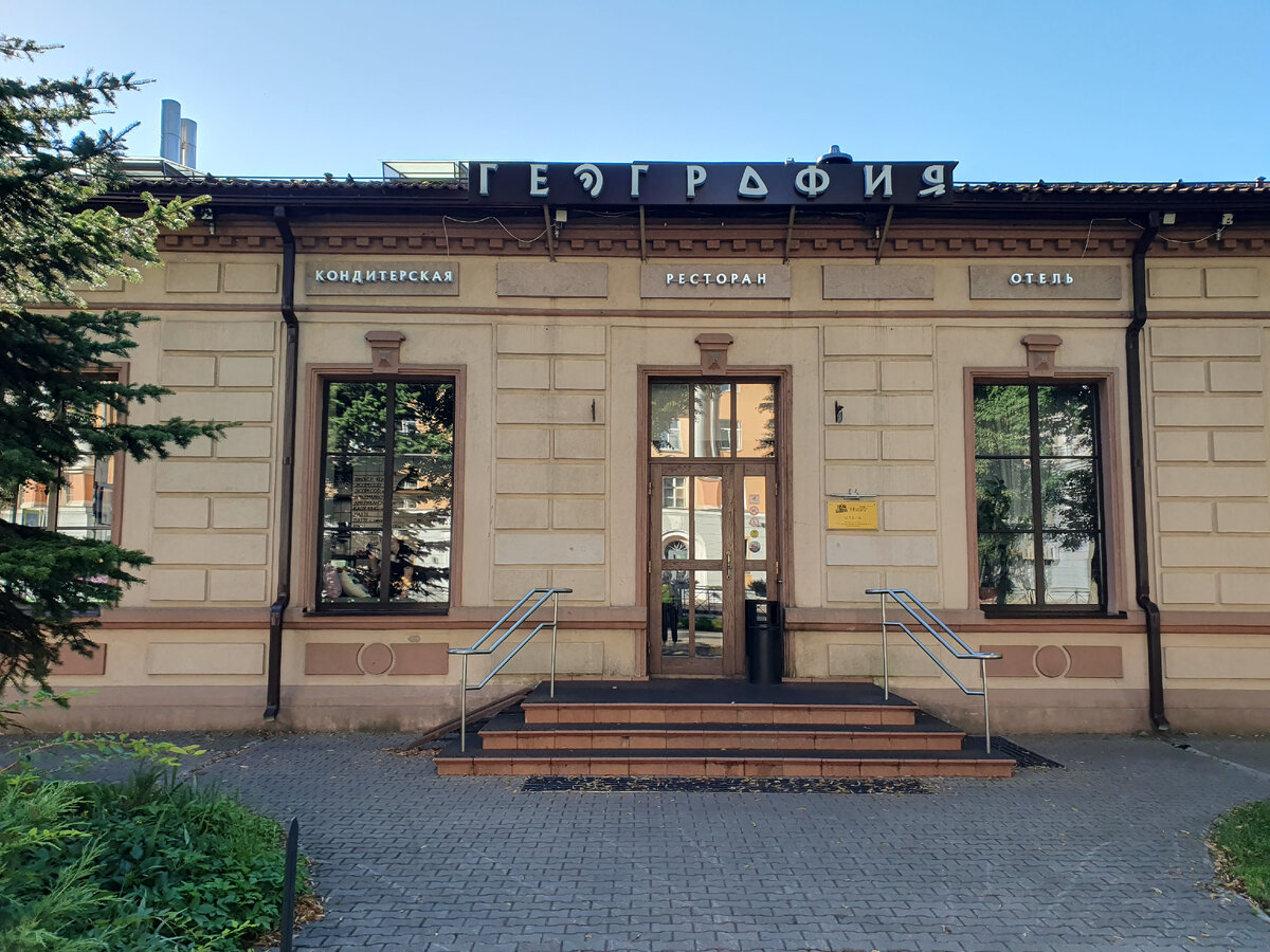 Главный вход в отель History, а также в ресторан и пекарню-кондитерскую.