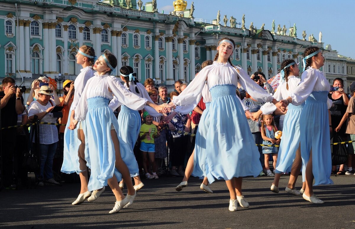 15 августа 2023  фестиваль «Хороводы России» пройдет на Дворцовой площади в Санкт-Петербурге