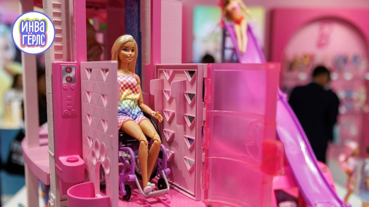 Мэдисон Лоусон для Teen Vogue В этой колонке Мэдисон Лоусон исследует репрезентацию инвалидности среди кукол Барби и рассказывает, что для нее значит увидеть Барби на инвалидной коляске.