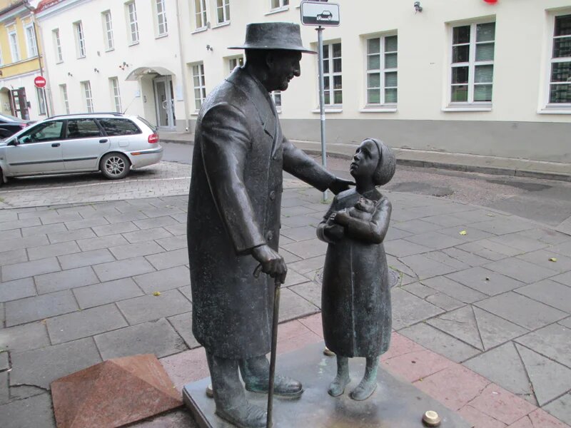 Памятник Цемаху Шабаду в Вильнюсе