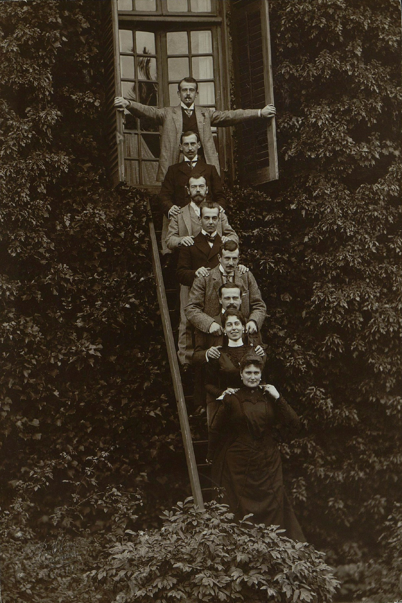 Вольфсгартен - охотничий замок на земле Гессен, осень 1899 года, Виктория Мелита, Александра Федоровна, в.к. Борис Владимирович, герцог Эрнст Людвиг, принц Николай Греческий (супруг в.к. Елены Владимировны), в.к. Кирилл Владимирович, в.к. Андрей Владимирович и Николай II, тут и далее фото из открытых источников