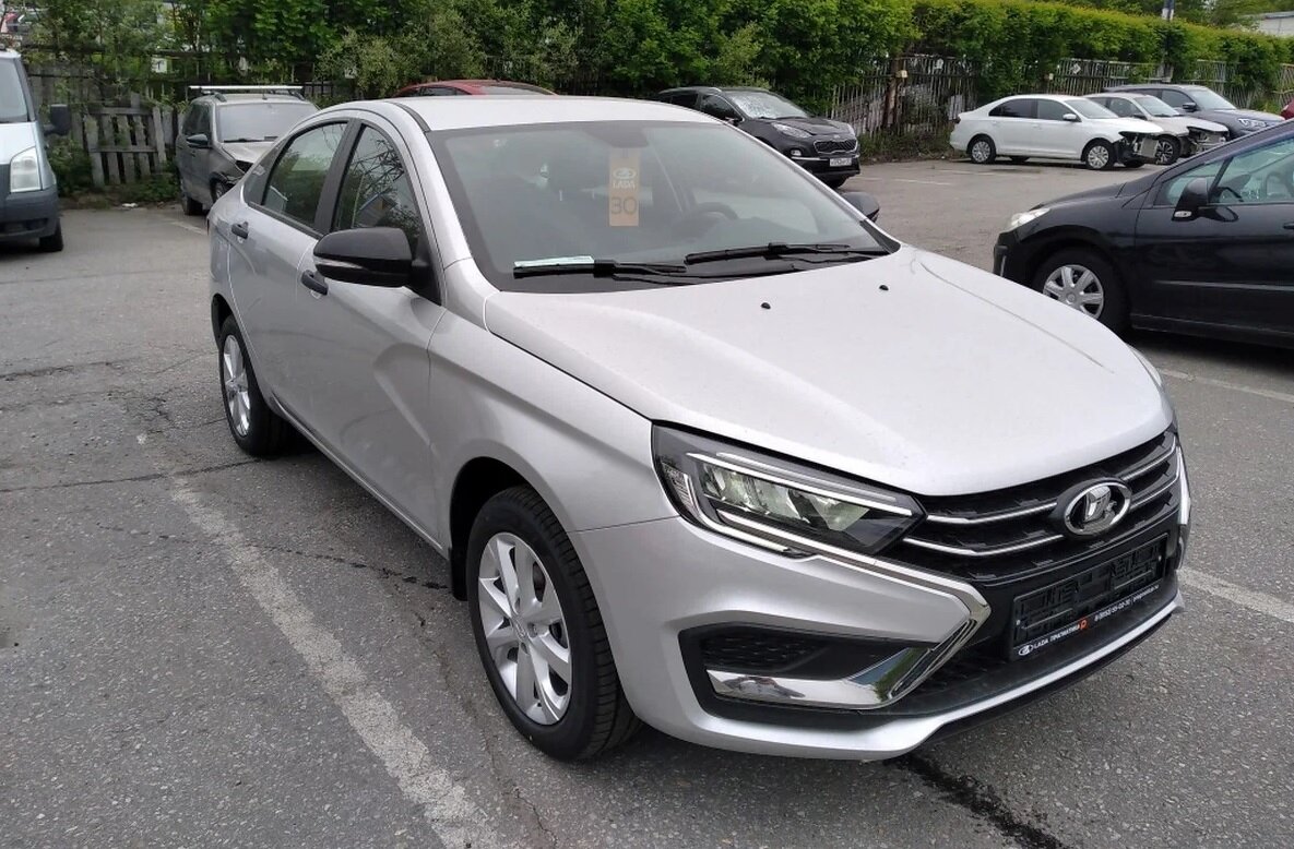 Лада Веста NG в самом базовом исполнении - Comfort. Цена - сильно меньше 1,3 миллиона рублей.