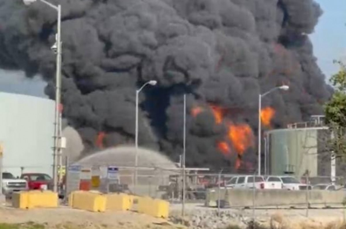    Пожар на НПЗ в США видно из космоса