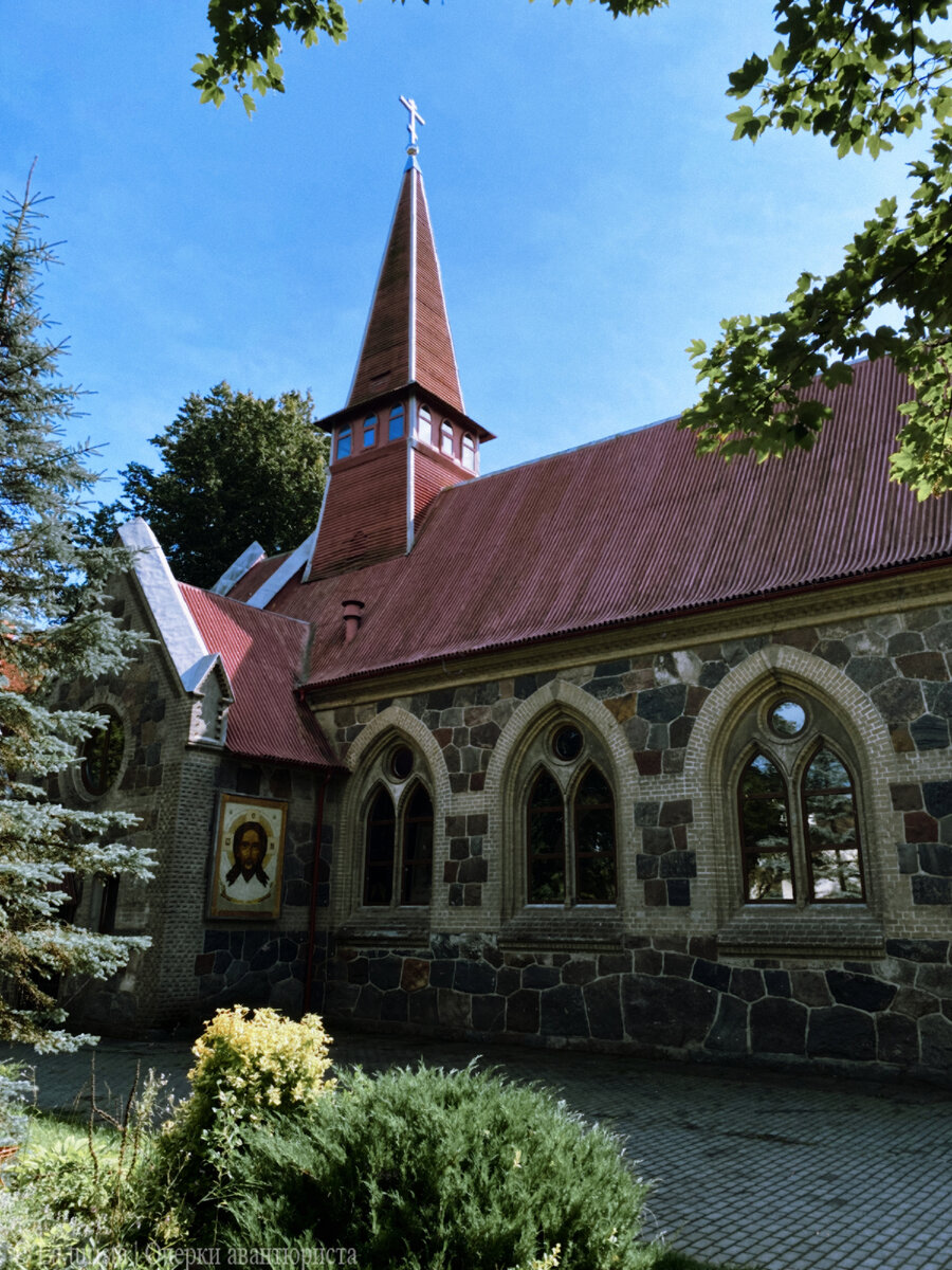 Часто здесь проходят службы по венчанию. Я был в Янтарном около 10 раз, и примерно из них раз 5 точно, было венчание.