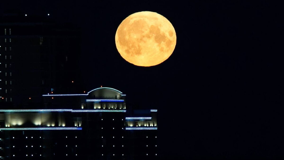    Жители России смогут наблюдать суперлуние