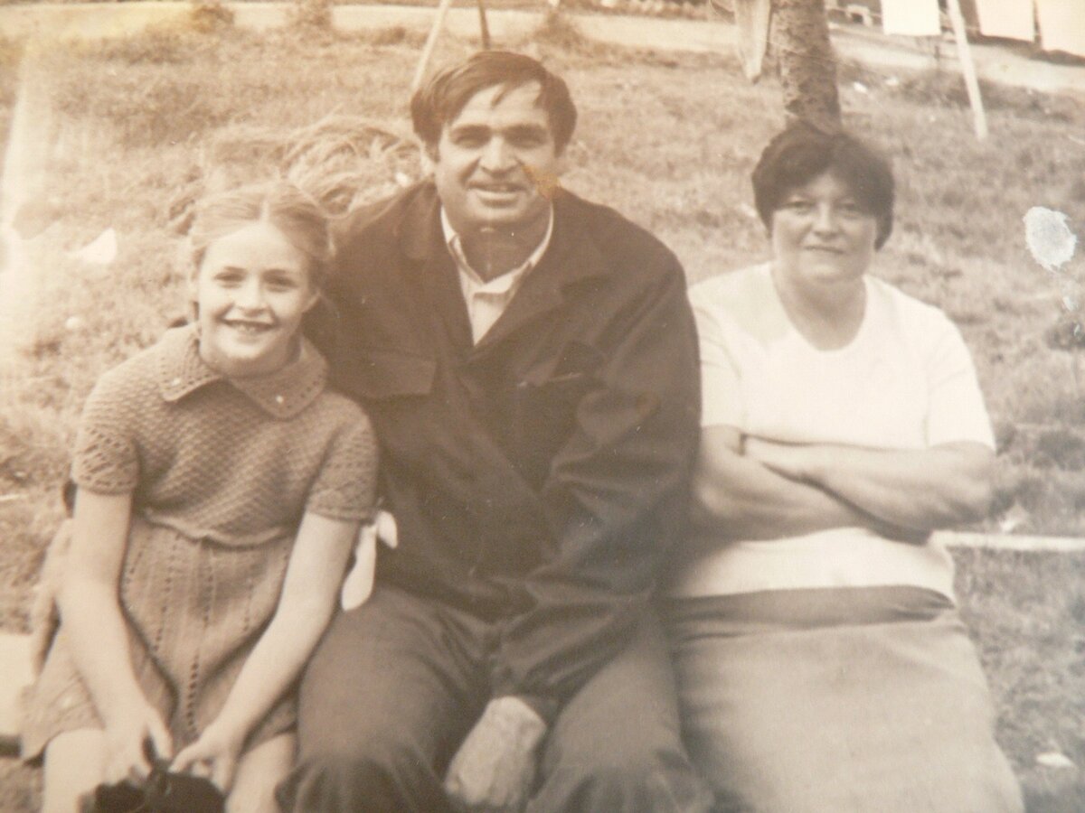 С родителями.