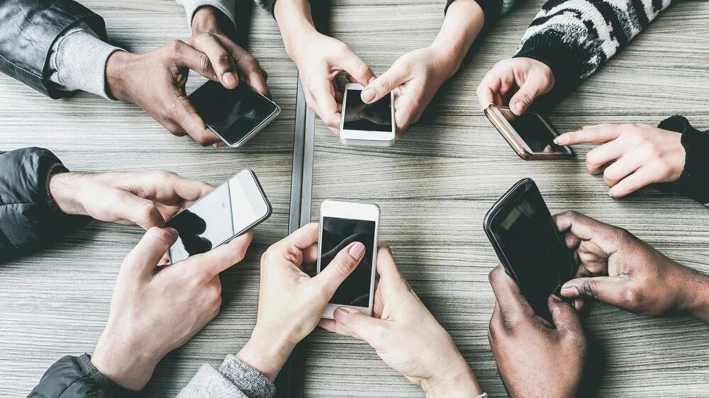     iPhone 12 объявлен вредным для здоровья. Национальное агентство по частотам Франции заявило, что запрещает его продажу из-за повышенного излучения. Мы попытались выяснить, насколько это оправдано и вообще, какую угрозу могут нести здоровью человека гаджеты.