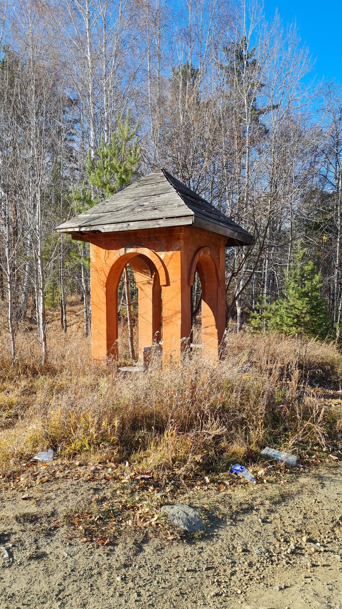 Беседка-памятник, установленная местными краеведами в 1990-х гг., в память о некогда существовавшем на этом месте Шувакишском заводе. Фото Е. Дубровиной, 2021.