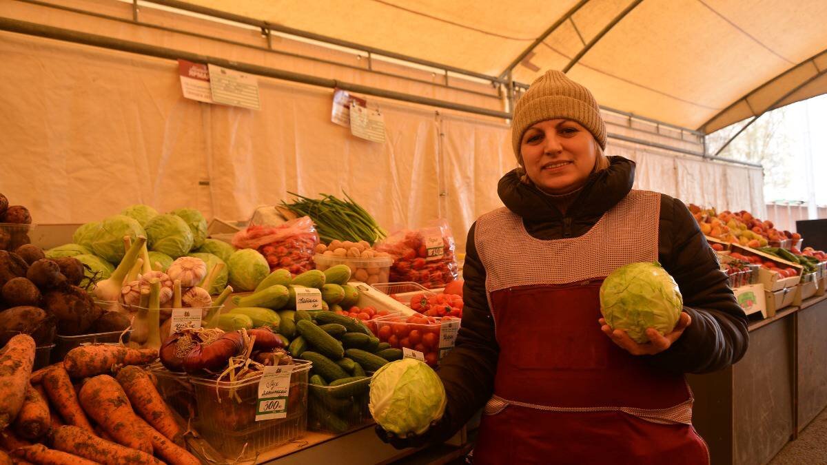    Продавец Елена Шаркунас на ярмарке у станции метро «Проспект Мира» / Фото: Анна Малакмадзе / Вечерняя Москва