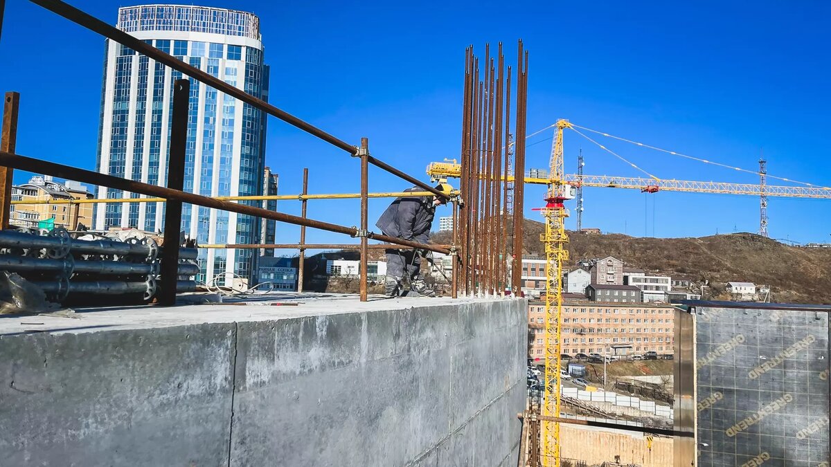     Подрядчиком выступает ООО «ДСК-3». Компания жалуется на нехватку рабочих рук и удорожание стройматериалов.