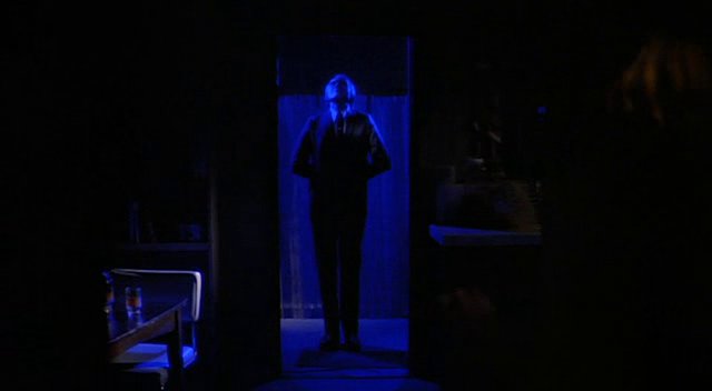 В первой части есть эффектные кадры, и много пугающих сцен - также как и продолжительная подводка к ним.