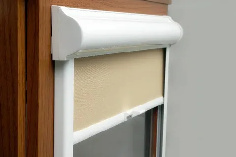 Ручка на нижней планке шторы.