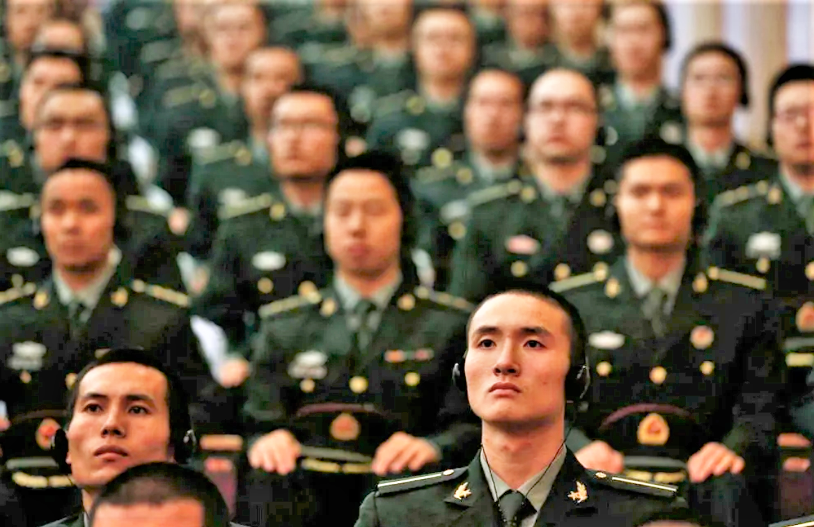 Курсанты слушают выступление Председателя СиЦзиньПина