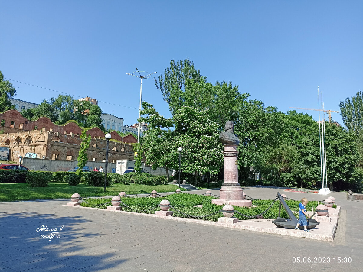 Бюст адмирала Ушакова и Парамоновские склады. 