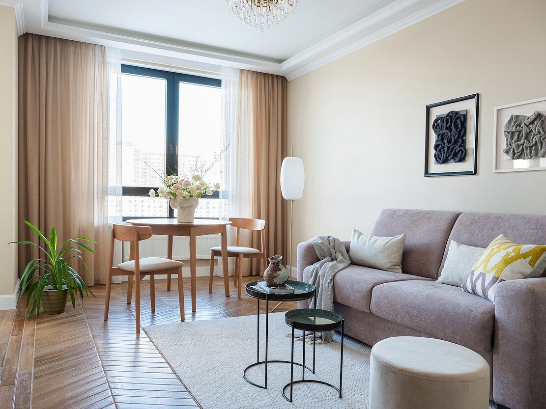 Зона отдыха заняла центральное место в комнате, ее обозначили ковром в тон мягкой группе, которую составили из дивана и пуфа. Композицию дополнили графичными приставными столиками и украсили фактурными барельефами. Листайте галерею →