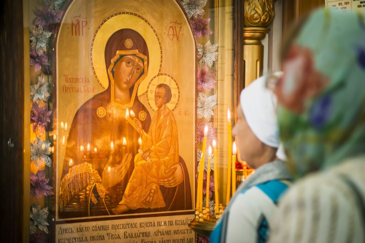 Где тихвинская икона божьей матери. Церковь Тихвинской иконы Божией матери. Чтимая Храмовая Тихвинская икона Божией матери.. Тихвинская икона Божией матери храм в городе Тихвине. Тихвинская икона Божией матери в Казани.