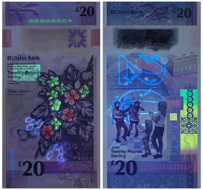 На оборотной стороне при подсвечивании УФ-лучами в толпе зрителей проявляется пара человеческих скелетов, а под потолком, между различными украшениями зала, становятся заметны фигурки летучих мышей - очень нестандартное, на мой взгляд, решение!