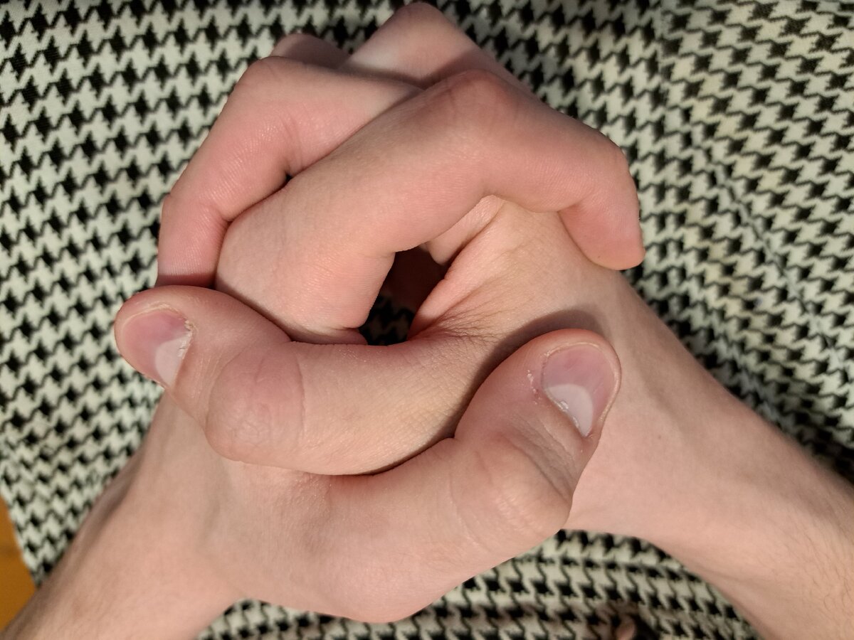 Попробуйте тоже сложить пальцы в замок - на этом фото сверху - левый большой палец